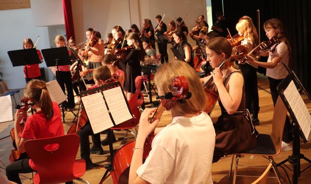 Beim großen Finale spielten 45 Streicher Tinga Layo aus der Jamaican Suite. | Foto: Edith Ertl