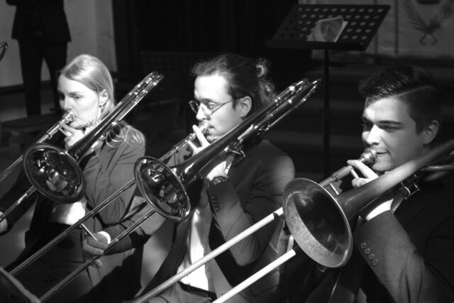 Stiftskirche Waldhausen: Alles Gute Anton Bruckner! Sängerinnen und Sänger, Musikerinnen und Musiker, Organistinnen, Grein Brass, Greinissimo, Kirchenchor Waldhausen, Coro Danubio bejubelt!  | Foto: Robert Zinterhof