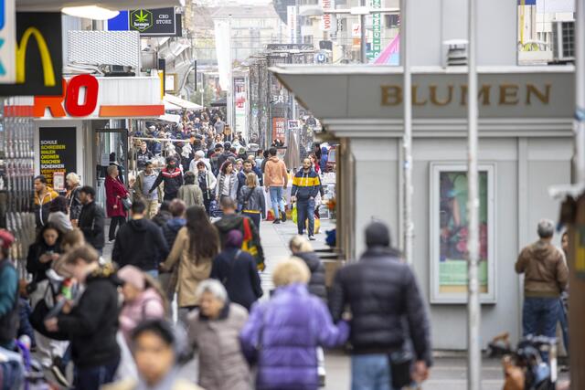 Seit 30. März gilt am und um den Reumannplatz ein Waffenverbot. (Archiv) | Foto:  TOBIAS STEINMAURER / APA / picturedesk.com