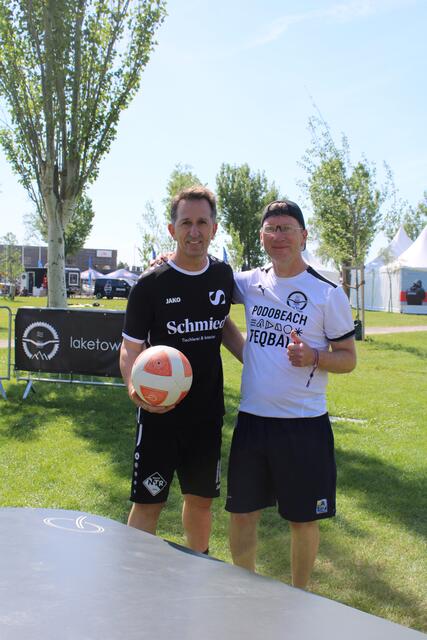 (v.l.n.r) Sadi Sadiku und Toni Kiss von den "laketown RIDERS" spielen schon vormittags eine Runde Teqball. 