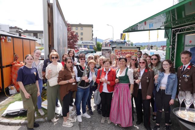 Zahlreiche Gratulanten stellten sich auch beim Frühschoppen am Sonntag bei der Szenewirtin ein. | Foto: Michael Blinzer