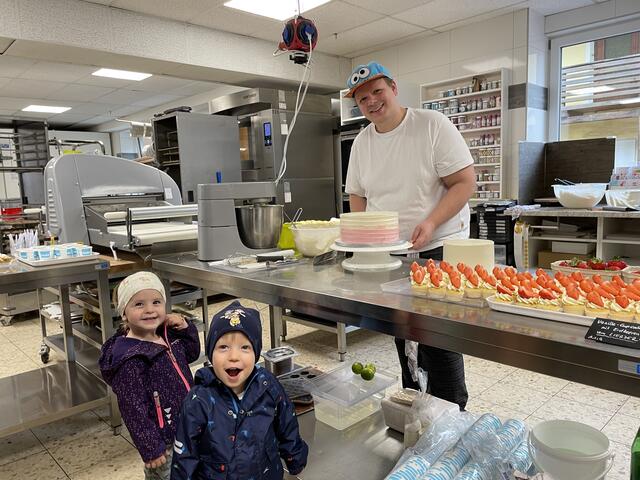 Auch kleine Gäste hatten beim Live-Backen jede Menge Spaß beim Zusehen.  | Foto: Koidl