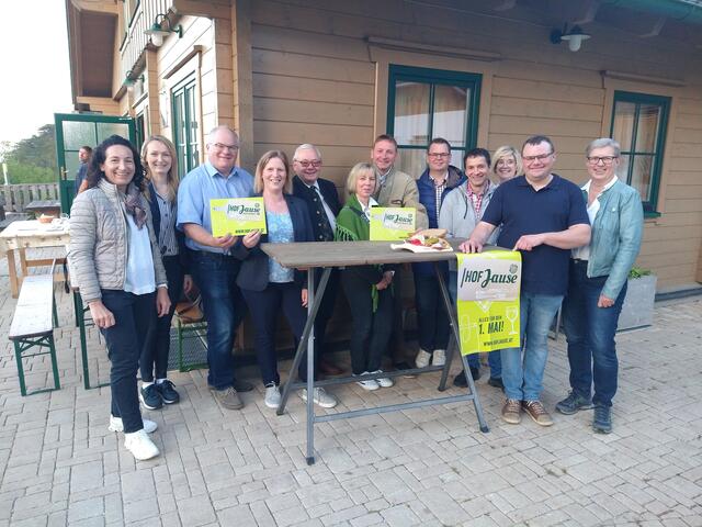 Zu Besuch am Mostheurigenbetrieb Am Gutenmann bei Fam. Steurer in Schrattenbach: Landeskammerrätin Waltraud Ungersböck, Barbara Handler, Bezirksbauernkammerobmann Thomas Handler, Bezirksbäuerin Karoline Ofenböck, Peter Rottensteiner, Gabi und Gerhard Schweighofer, Michael Diewald, Herbert Ungersböck, Karin Diewald, Mostheurigenwirt Andreas Steurer, Landeskammerrätin Annette Glatzl | Foto: Waltraud Ungersböck