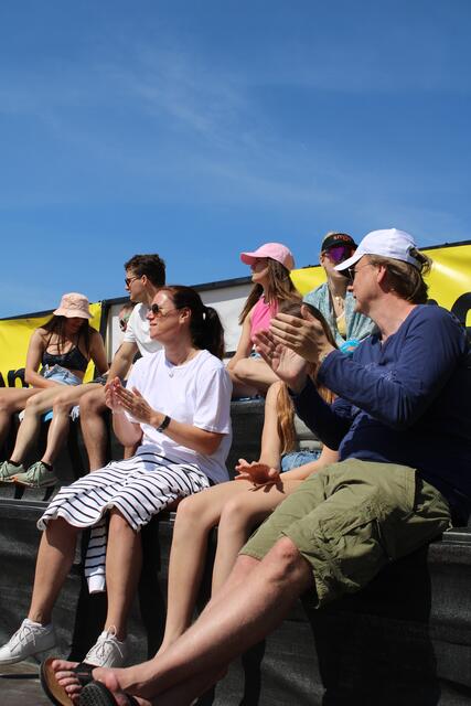 Die Surf Opening Besucherinnen und Besucher feuern die Österreicherinnen an. 