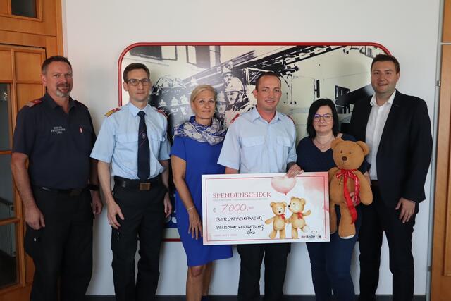 V.l.n.r.: Personalvertreter Manfred Leitner, Branddirektor Stefan Kraußbar, Vorsitzende der Personalvertretung und Gewerkschaft Karin Decker, Projektleiter Patrick Pissenberger, Beatrix Buchinger vom Verein Herzkinder Österreich, Stadtrat Michael Raml. | Foto: Stadt Linz