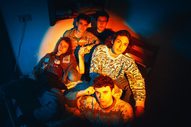 Die Mitglieder der Indie-Pop-Band "Täglich frisches Obst" haben sich im Februar 2022 zusammengefunden und heißen Josef Brandner, Tobias Fröller, Vincent Louis, Jakob Lasinger sowie Jakob Brandstetter. | Foto: Simon Rauch
