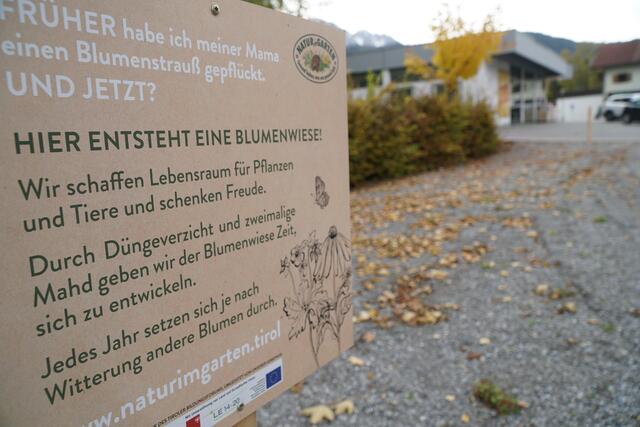 Ein großes Schild auf der Schotterfläche informierte 2020 über das Projekt, das nun wieder beendet wurde. | Foto: Archiv/Reichel