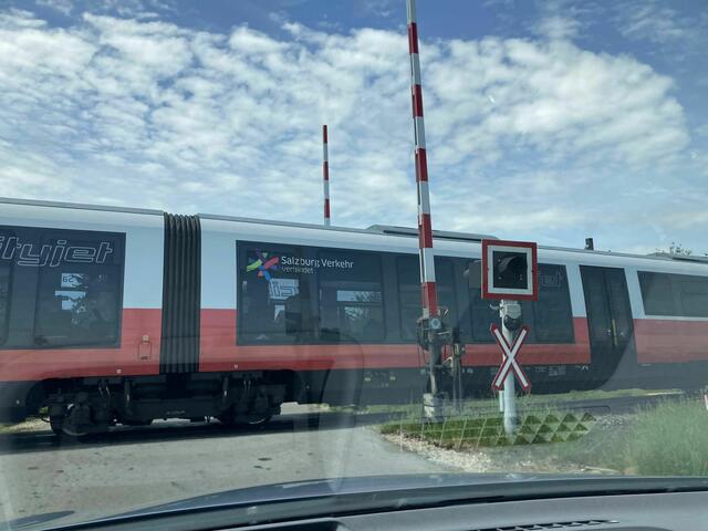 Obwohl die Bahnschranken geöffnet waren, ist der Zug durchgefahren. | Foto: Wimmer