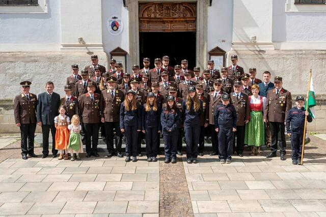 Die Kameradinnen und Kammeraden der Freiwilligen Feuerwehr Leoben-Stadt vor der Stadtpfarrkirche St. Xaver | Foto: Klaus Pressberger