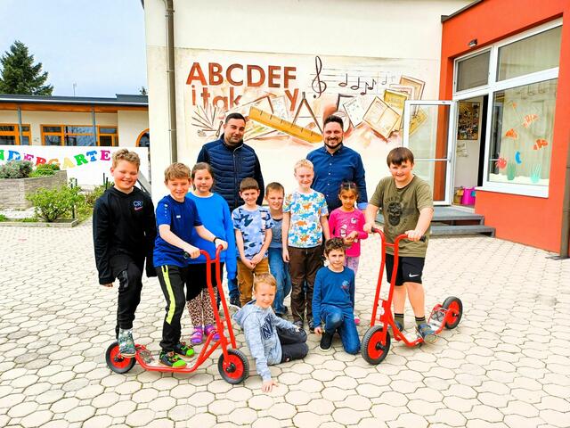Obmann Thomas Mate und Bürgermeister Thomas Niklos übergeben die Roller an die Kinder im Schulhof. Gabriel Freiberger, Jakob Fejervary, Mia Megadja, Thomas Mate, Paul Fejervary, Tobias Schmidt, Gabriel Rathmanner, Sebastian Schekolin, Alexander Trimmmel, Jenna Hassam, Dominic Schultze | Foto: JVP Unterfrauenhaid