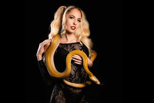 Für ihren neuen Song "Toxic Escape" stand Beatrice Turin mit Netzpython Medusa vor der Kamera. | Foto: Scharkdesign