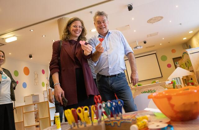 Landesprecherin der Grünen Burgenland Anja Haider-Wallner mit Vizekanzler Werner Kogler. | Foto: BMKÖS/HBF/TRIPPOLT