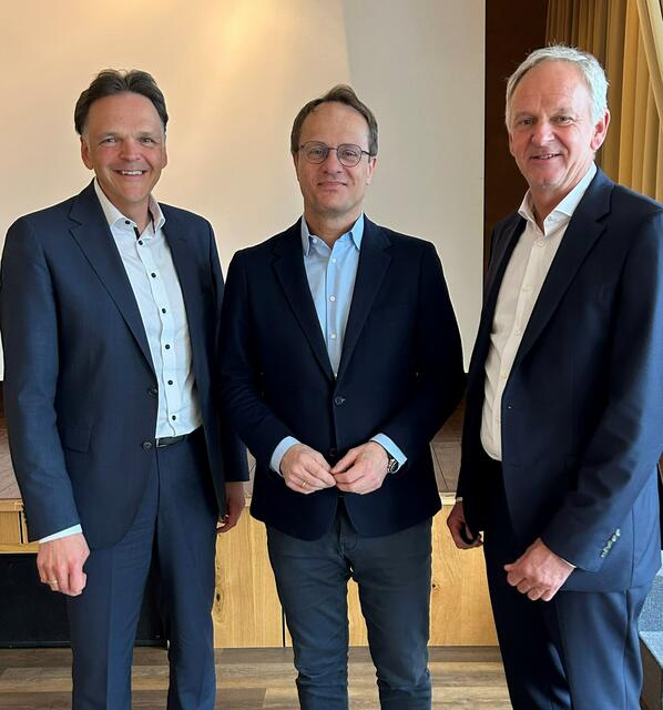 Zukunftsprojekte thematisiert: Im Bild (v.l.) Vorstandsdirektor Otto Dialer, Gastreferent Univ.-Prof. Dr. Markus Hengstschläger, Vorstandsdirektor Klaus Felderer. | Foto: Sparkasse Kufstein