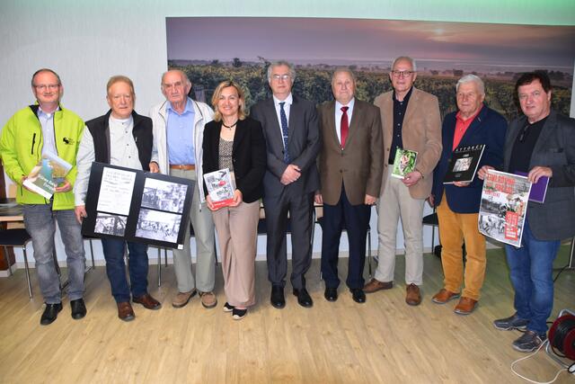 (v.l.) Klaus Michalek (Naturschutzbund), János Palkovits (Bürgermeister Fertőrákos), Stefan Biricz (damals Gendameriebeamter), Bürgermeisterin Bettina Zentgraf, László Nagy (Zeitzeuge), Árpád Bella (damals Grenzsoldat), Wolfgang Bachkönig, Werner Hermeling (Flüchtling) und Moderator Karl Kanitsch | Foto: Stefan Schneider