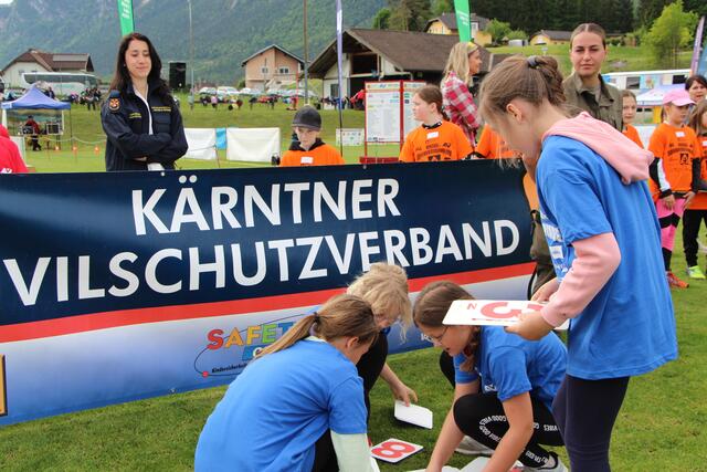 Gemeinsam die gefragte Notrufnummer raussuchen. | Foto: KZS/AUVA M. Lippitsch