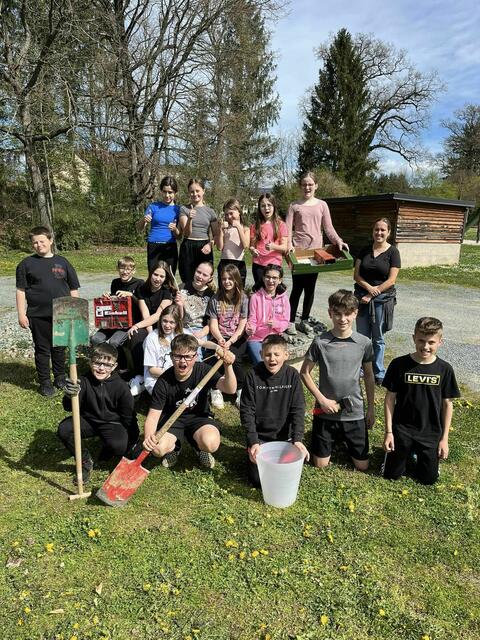 Die Schüler der MS Kohfidisch legten eine Blumenwiese an. | Foto: MS Kohfidisch