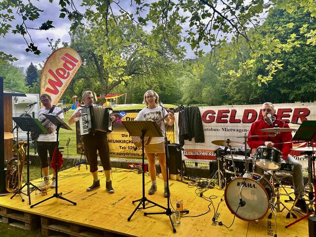 „Die Rumtreiber“ heizten den Publikum ordentlich ein | Foto: Die Rumtreiber