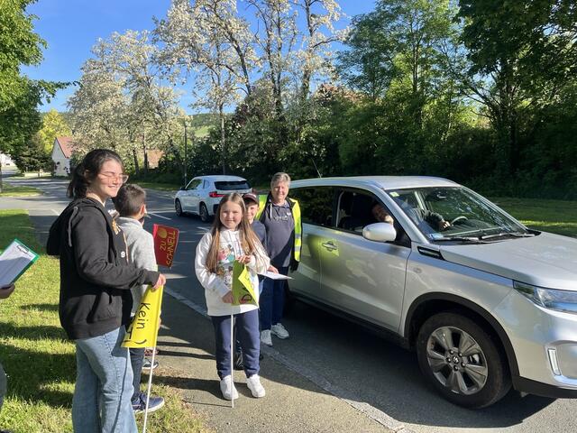 Die Volksschüler aus Weiden bei Rechnitz waren im Dienst der Verkehrssicherheit im Einsatz. | Foto: Volksschule Weiden b. Rechnitz