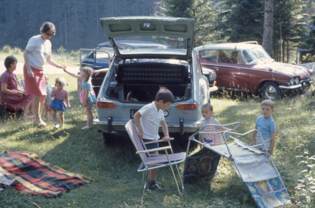 Mit dem Auto ins Grüne (1969): Die neue Ausstellung im Nordico-Stadtmuseum taucht in die lange Tradition der Sommerfrische ein. | Foto: Hannes Moser