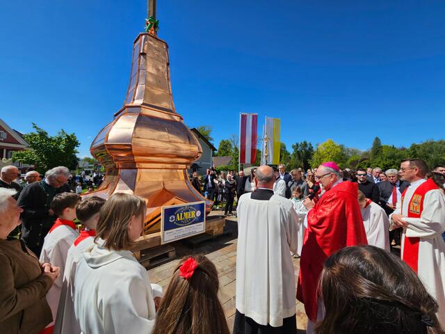 Im Beisein von Pfarrer Robert Strohmaier und unzähligen Gästen, sprach Bischof Wilhelm Krautwaschl die Segensworte. Er dankte den Verantwortlichen der Renovierung, sowie allen Mitwirkenden Arbeitern sowie Firmenchefs für das Gelingen dieses ganz besonderen südsteirischen Juwels.  | Foto: Rudolf Pauli