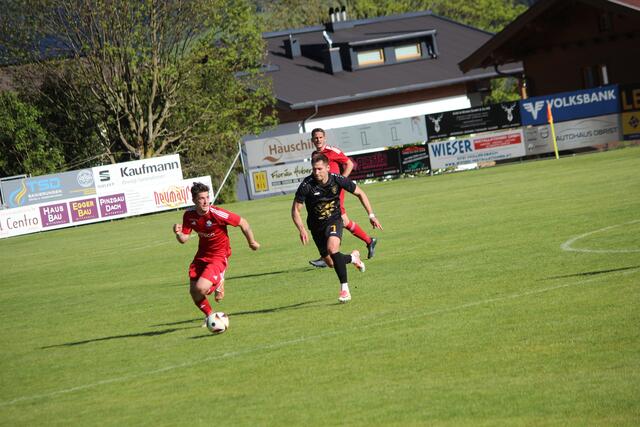 Bild: der starke Tristan Schiefer (am Ball) und der ebenfalls starke Mike Macheiner (im Hintergrund).  | Foto: Gerald Payer