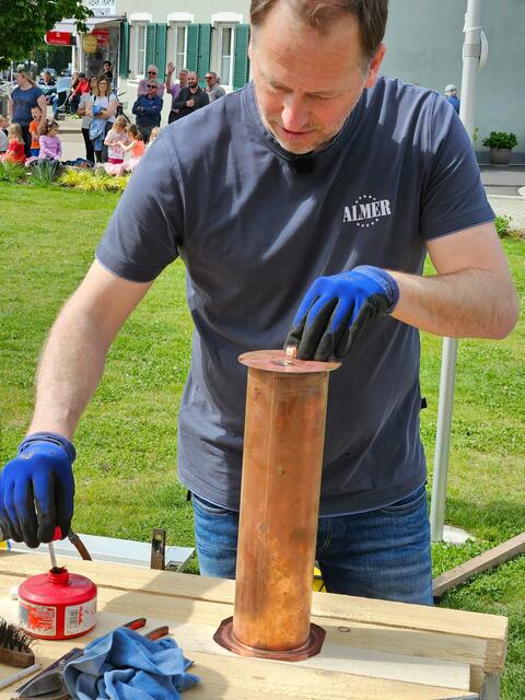 Die beiden Zeitkapseln verlötet Meister Christoph Almer selbst. 
In diesen sind zeitgeschichtliche Aufzeichnungen der letzten dreißig Jahre der Pfarre, aus beiden Markgemeinden, Ereignisse in Österreich, Europa und der Welt und die Baugeschichte der Renovierung schriftlich festgehalten. Sie beinhalten auch Zeichnungen von Kindern, wie sie die Kirche aus ihrer Sicht sehen. Die gefundenen Urkunden sind im Westturm untergebracht. | Foto: Rudolf Pauli