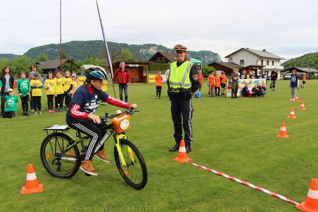 Mit der Notrufnummer auf dem Gepäckträger geschickt und sicher durch den Slalomparcours.  | Foto: KZS/AUVA M. Lippitsch