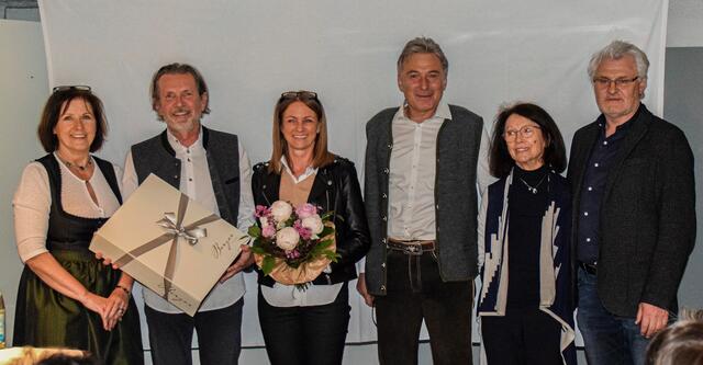 Kulturvereinsobfrau Maria Braito mit Dr. Markus und Erika Arnold, Hans Kalkschmid, Katharina Schwaiger und Bürgermeister Gerhard Obermüller im Metzgerhaus   | Foto: Kulturverein Kirchdorf