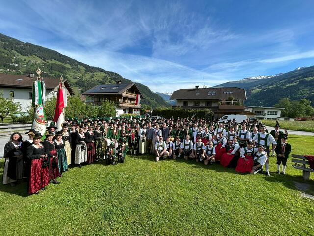 Schützen, Trachtenverein Almrausch, Musikkapelle – sämtliche Vereine aus der Gemeinde Mils ließen sich das Gauda Fest nicht entgehen.  | Foto: privat