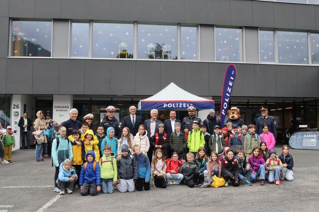 Einige der Kinder mit Landeshauptmann Anton Mattle, Bezirkshauptmann Siegmund Geiger sowie Bezirkspolizeikommandant Christoph Patigler und seinem Stellvertreter Georg Plattner.  | Foto: Elisabeth Zangerl