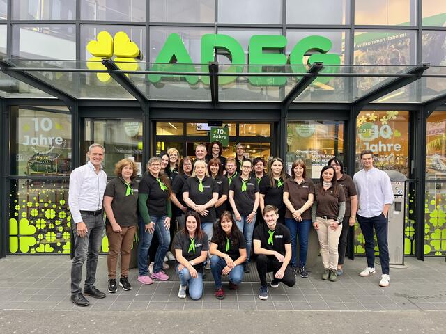 Das gesamte Team von ADEG Haller freut sich über das zehnjährige Bestehen. | Foto: REWE Großhandel GmbH/KhFessl
