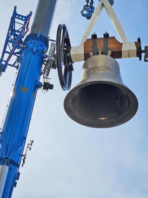 Die achtzig Kilo schwere Familienglocke, wird wieder von den verstorbenen Pfarrbewohnern berichten. | Foto: Rudolf Pauli