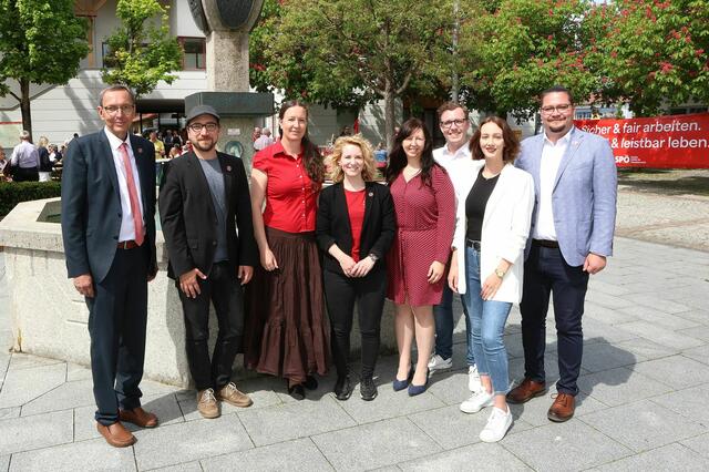 Bgm. Klaus Höllerl (l.) und LAbg. Thomas Antlinger (r.) mit Bundesfrauenvorsitzenden NRin Eva-Maria Holzleitner (4.v.l.) bei der Bezirksmaifeier. | Foto: SPÖ