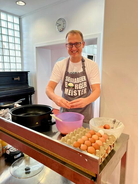 Bürgermeister Andreas Gradwohl kredenzte selbst zubereitete Eierspeis.28 | Foto: SPÖ