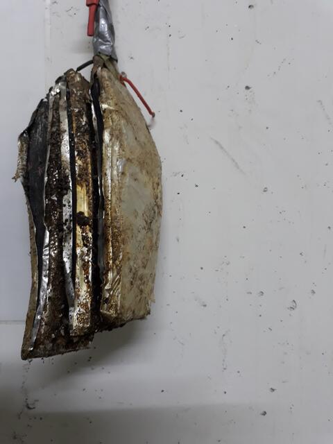 Das Bild zeigt das Innenleben eines aufgeblähten und in Brand geratenen Akkus.  | Foto: AWV