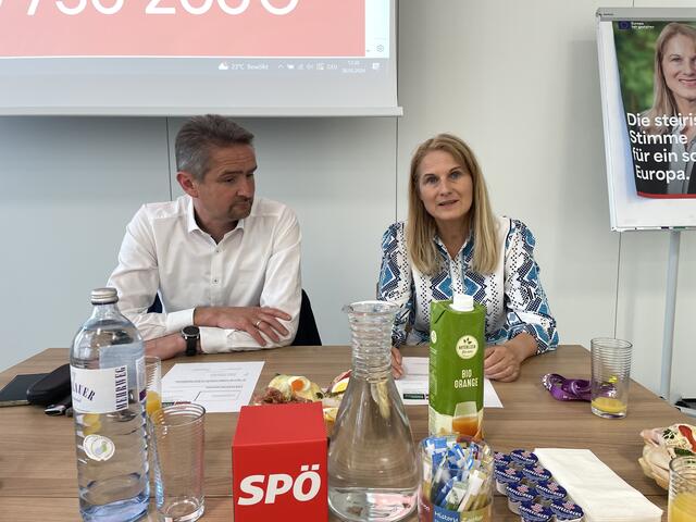 Elisabeth Grossmann mit Martin Weber beim Tour-Stopp im SPÖ-Büro in Feldbach.  | Foto: RegionalMedien