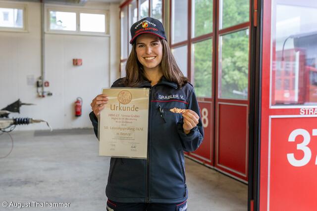 Verena Grabler von der FF Oberalberting hat die volle Punktzahl in ihrer Leistungsprüfung.  | Foto: August Thalhammer