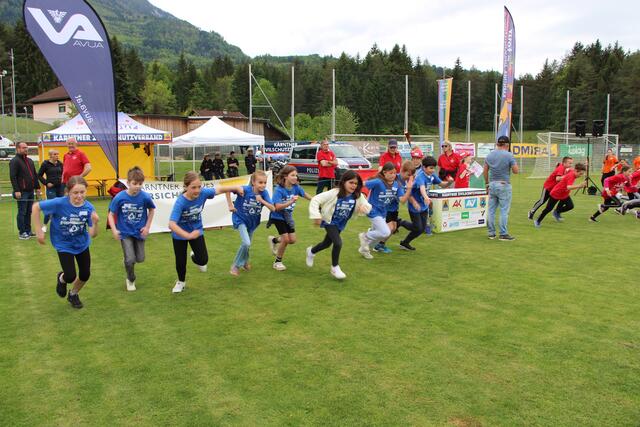 Gefahrstoff-Würfelpuzzle: Laufend die Puzzle-Würfel holen. | Foto: KZS/AUVA M. Lippitsch