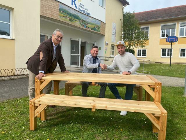 Bgm. Norbert Sulyok und  VizeBgm Paul Toth bedanken sich bei Marcel Klepits von pro mente | Foto: Gemeinde Kohfidisch