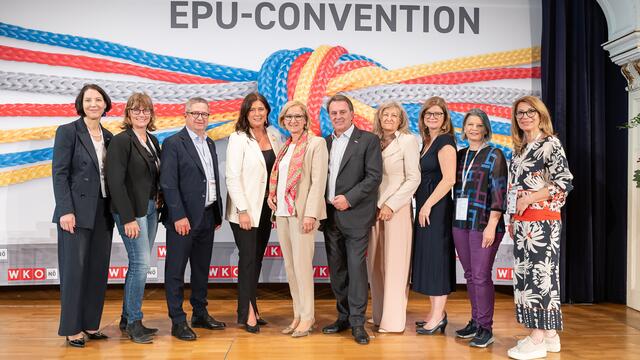 Bei der EPU Convention 2024 im Congress Center Baden (v.l.): Nicole Wöllert (EPU-Beauftragte der WKNÖ), EPU-Ausschussmitglied Astrid Wessely, WKNÖ-Vizepräsident Thomas Schaden, EPU-Sprecherin Birgit Streibel-Lobner, Landeshauptfrau Johanna Mikl-Leitner, WKNÖ-Präsident Wolfgang Ecker sowie die EPU-Ausschussmitglieder Helga Huber, Michaela Habinger, Martina Kerschbaumer und Silvia Rupp. | Foto: Gabriel Rizar
