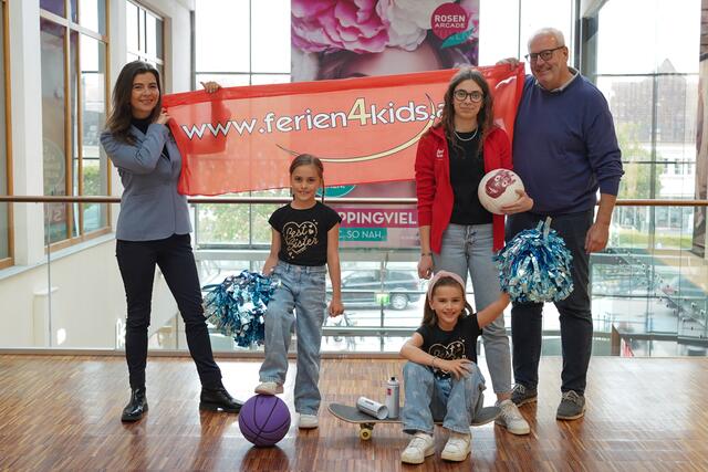Rosenarcade-Center Managerin Katharina Gfrerer freut sich gemeinsam mit zahlreichen Kids und der Unterstützung von Kira Kovac, Campleitung ferien4kids, und Thomas Hüttenbauer von The Event Company auf zahlreiche, actionreiche Ferienwochen
in der Rosenarcade. | Foto: Marketing Circus