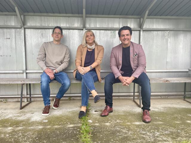 Noch sitzen Stefan Mikisch, Dagmar Zier und Christian Zsovinecz am Trainerbankerl, bald wird es jedoch wieder seinen ursprünglichen Zweck erfüllen. | Foto: Elisabeth Bendl