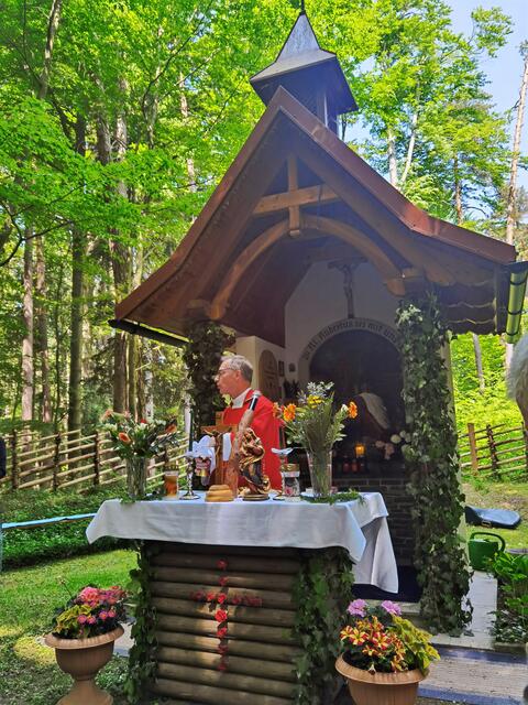 Feldkirchens Pfarrer Edi Muhrer hat Gratkorner Wurzeln, mit der Jägerschaft lädt der Priester zur Hubertusmesse. | Foto: privat