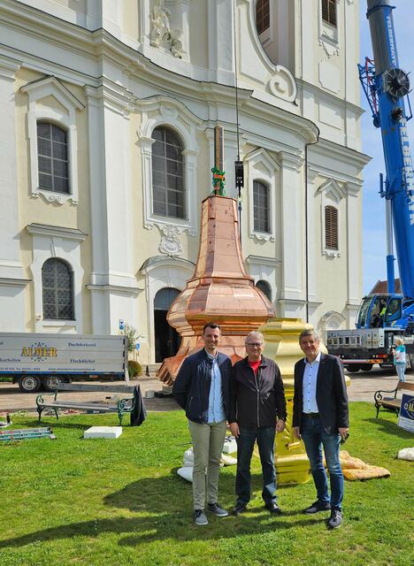 Dipl. Ing. Ilija Prgic, Bereichsleiter Baureferat der Diözese, Rudolf Pauli, Wirtschaftsrat und örtlicher Koordinator sowie Bürgermeister Gerhard Rohrer freuen sich, dass die Turmspitze sicher vor der Kirche zum Hl. Veit gelandet ist. | Foto: Rudolf Pauli