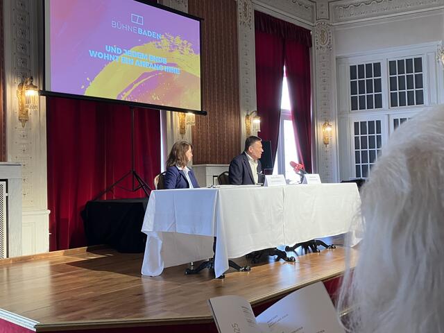 Michael Lakner präsentiert seine letzte Spielzeit an der Bühne Baden. Sie steht unter dem Motto "Und jedem Ende wohnt ein Anfang inne". An Lakners Seite: Geschäftsführerin Martina Malzer. | Foto: Stockmann