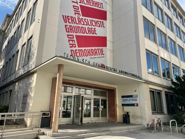 Die ehemalige Abendschule in der Plößlgasse soll zu einem Haus der Jugend umgestaltet werden. Derzeit läuft dafür der Architekturwettbewerb.  | Foto: Lisa Kammann
