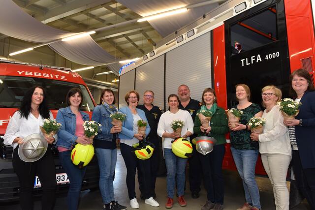 Bezirksfeuerwehrkommandant Rudolf Katzengruber und Abschnittsfeuerwehrkommandant Lepold Herzog würdigen die Ybbsitzer Feuerwehr-Mütter. | Foto: Zarl