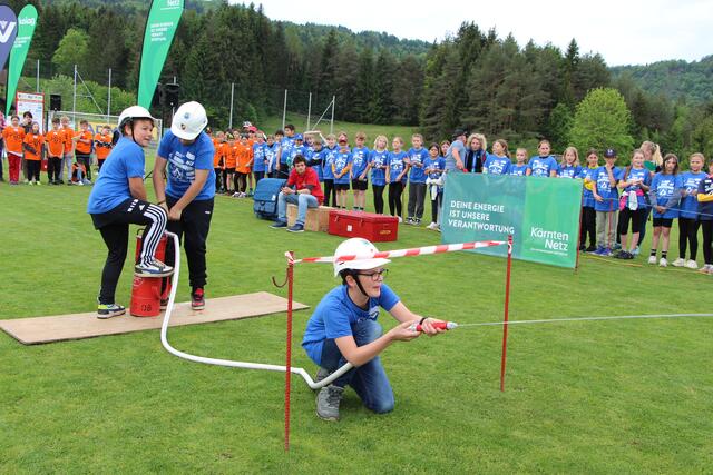 Je mehr Wasser durch die Spritzwand gepumpt wird, desto mehr Punkt gibt es. | Foto: KZS/AUVA M. Lippitsch