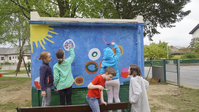 Die Kids bei der Gestaltung der "Rückseite" | Foto: VS Waidhofen