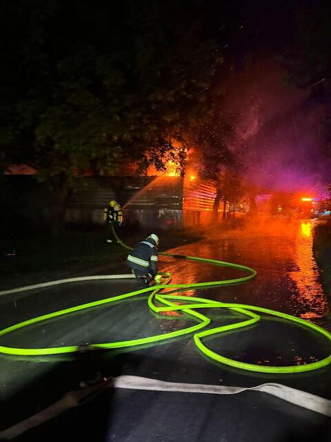 Gegen 21:15 Uhr stand die Maschinenhalle in Brunnenthal in Flammen. | Foto: FF Brunnenthal
